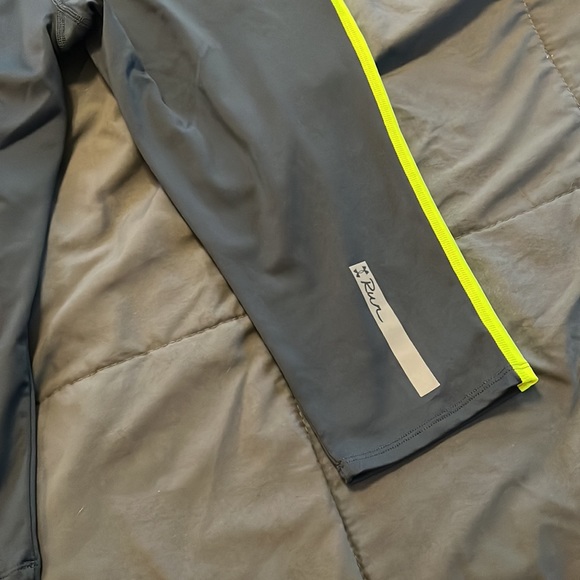 Under Armour Gray and Bright Yellow Fitted All Season Gear- Medium - Picture 3 of 5